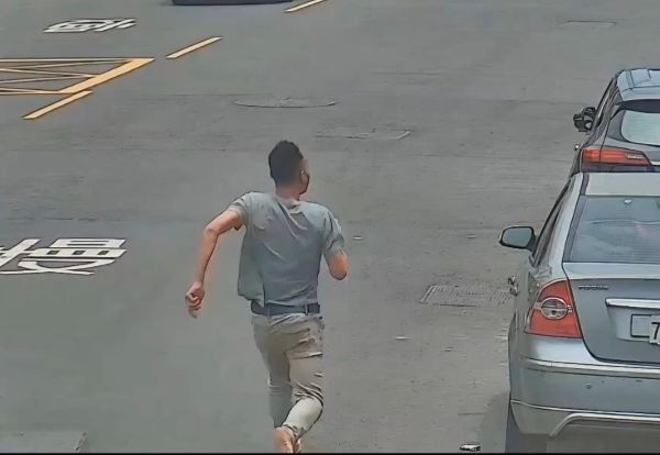 烈日赤腳落跑超狼狽　鳳警機警追緝一舉查獲通緝犯與毒品1